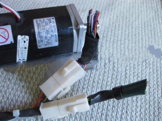 Yaskawa SGML-01AF12B AC SERVO MOTOR 0.87A 100W 3000RPM 200V NEW